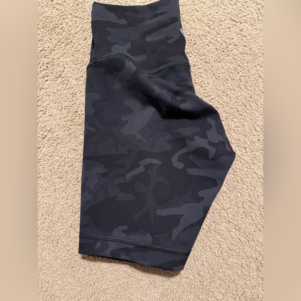 Lululemon Wunder Train Shorts 6” inseam - black camo